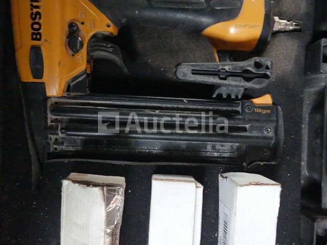 Pneumatische spijkermachine en 2 siliconen pistool - afbeelding 1 van  11