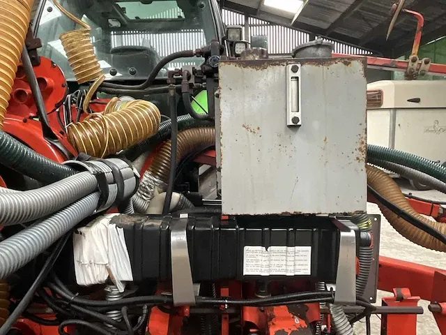 Pneumatische zaaimachine kuhn planter 2 compleet met kuhn venta - afbeelding 16 van  42