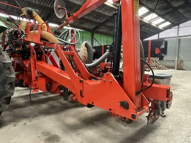 Pneumatische zaaimachine kuhn planter 2 compleet met kuhn venta - afbeelding 22 van  42