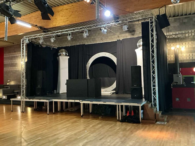 Podium met truss opstelling - afbeelding 1 van  16