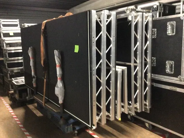 Podiumkit 4,5m x 2,40m met 3-zijdige bodyguard - afbeelding 1 van  4