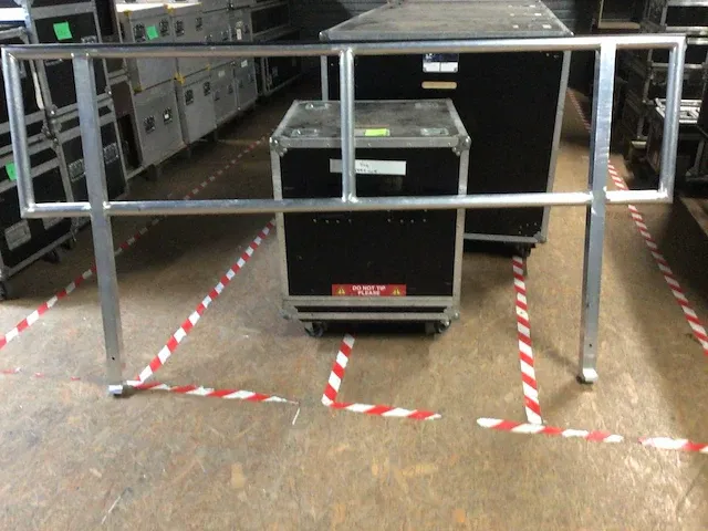 Podiumkit 4,5m x 2,40m met 3-zijdige bodyguard - afbeelding 2 van  4