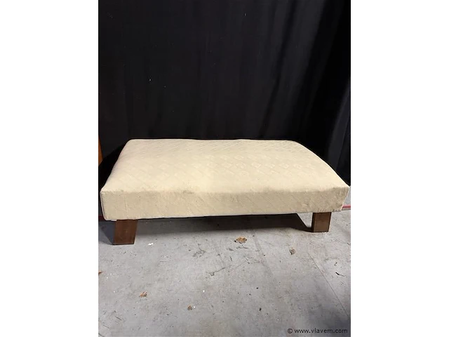 Poef 120cm breed - 45 cm hoog - wit met motief - afbeelding 1 van  2