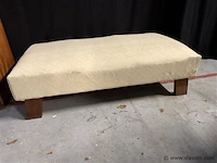 Poef 120cm breed - 45 cm hoog - wit met motief - afbeelding 2 van  2