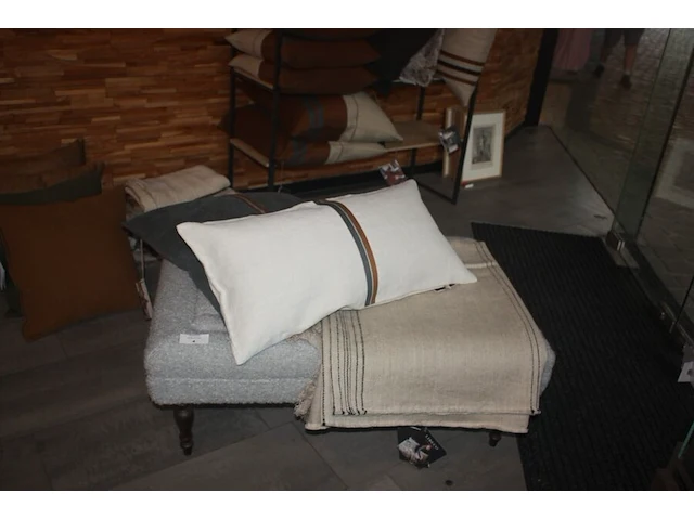 Poef nobilis, plaid libeco, 2 kussens libeco (10,12,31) - afbeelding 1 van  6