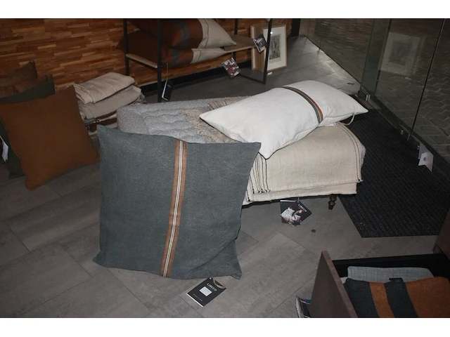 Poef nobilis, plaid libeco, 2 kussens libeco (10,12,31) - afbeelding 2 van  6