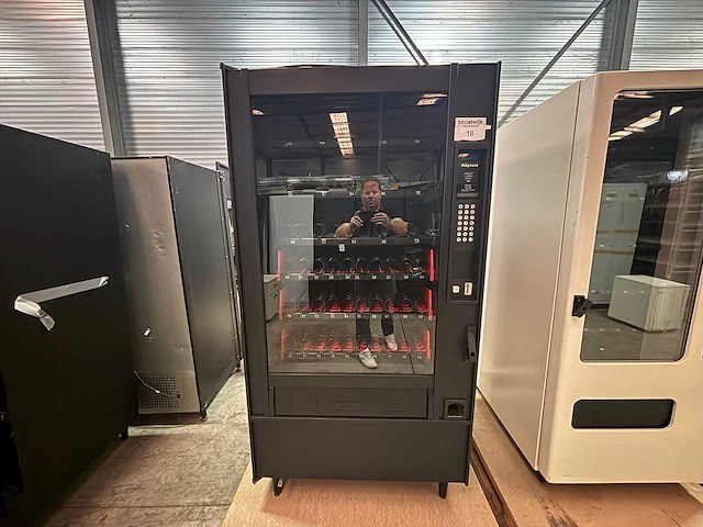 Polyvend - verkoopautomaat - afbeelding 1 van  6