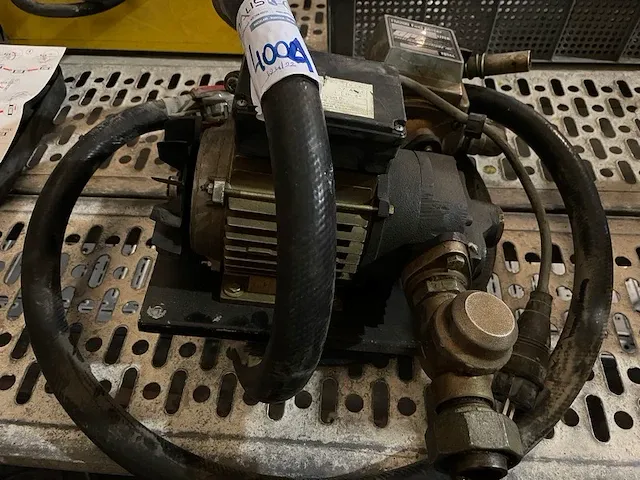 Pomp met handvat en meter - afbeelding 1 van  5