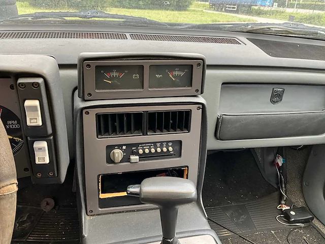 Pontiac fiero oldtimer - afbeelding 5 van  24