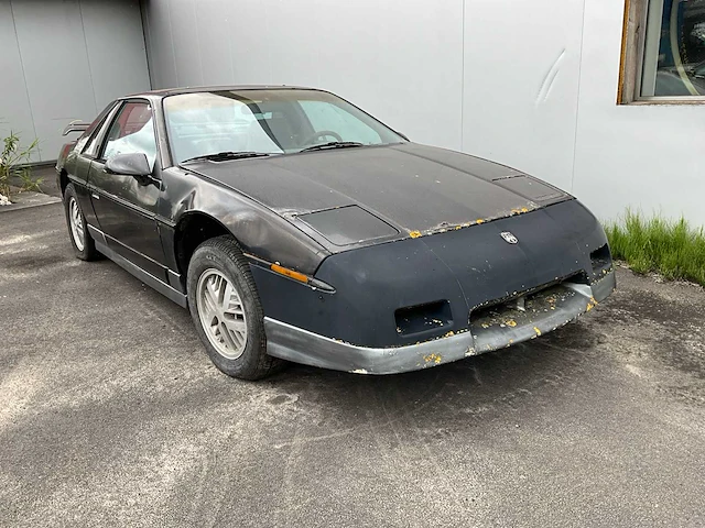 Pontiac fiero oldtimer - afbeelding 1 van  24
