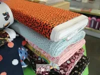 Poppy editie 16 boek & diverse stoffen op rol/houder - afbeelding 5 van  6