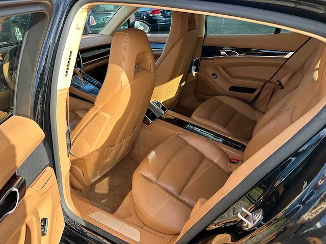 Porsche - panamera - personenauto - afbeelding 25 van  33