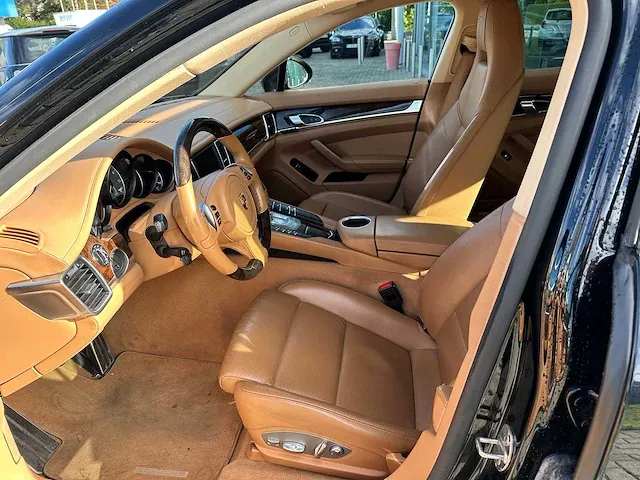Porsche - panamera - personenauto - afbeelding 30 van  33