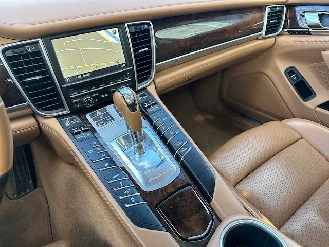 Porsche - panamera - personenauto - afbeelding 32 van  33