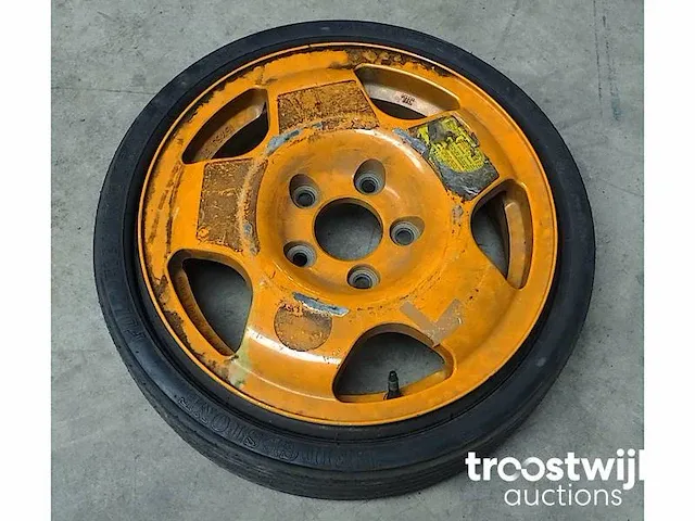 Porsche 911 vintage reservewiel, inclusief bridgestone band - afbeelding 1 van  3