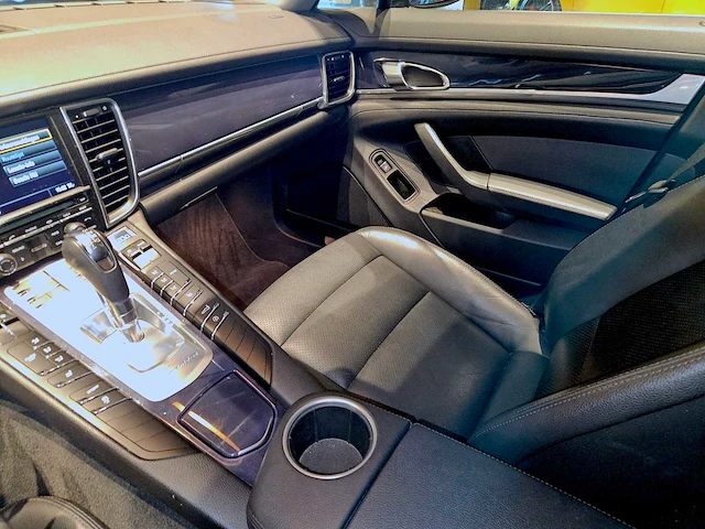 Porsche panamera 3.0 v6 diesel - afbeelding 32 van  52