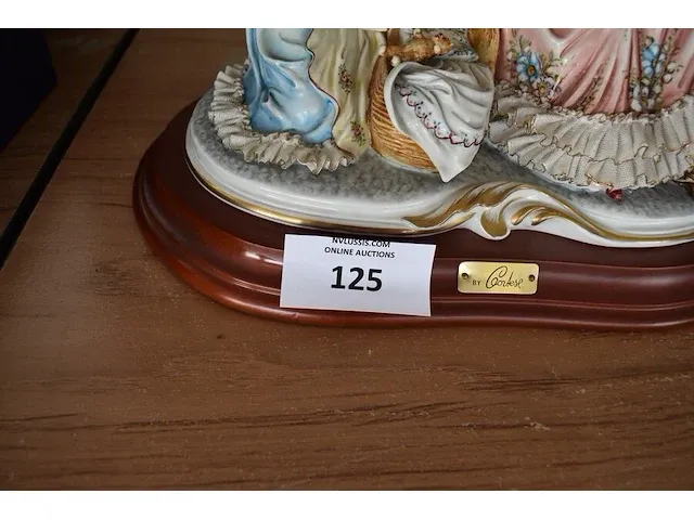 Porseleinen beeldje 2 vrouwen met kind cortese ca. 30cm - afbeelding 2 van  8