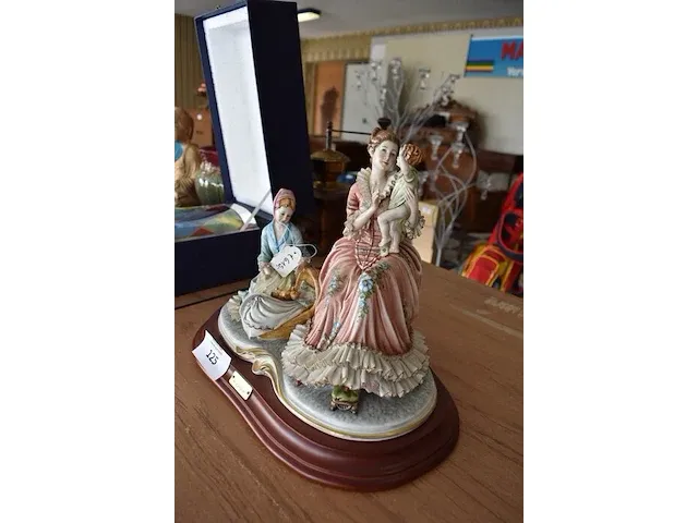 Porseleinen beeldje 2 vrouwen met kind cortese ca. 30cm - afbeelding 3 van  8
