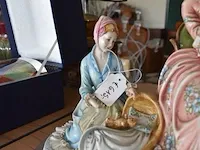 Porseleinen beeldje 2 vrouwen met kind cortese ca. 30cm - afbeelding 4 van  8