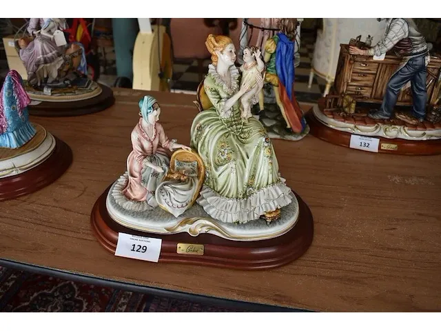 Porseleinen beeldje 2 vrouwen zittend met kinderen ca. 25cm - afbeelding 1 van  9