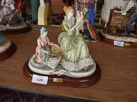 Porseleinen beeldje 2 vrouwen zittend met kinderen ca. 25cm - afbeelding 1 van  9