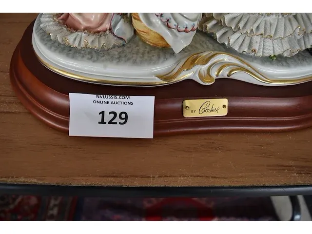 Porseleinen beeldje 2 vrouwen zittend met kinderen ca. 25cm - afbeelding 2 van  9
