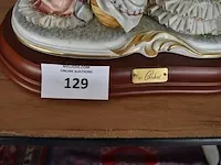 Porseleinen beeldje 2 vrouwen zittend met kinderen ca. 25cm - afbeelding 2 van  9