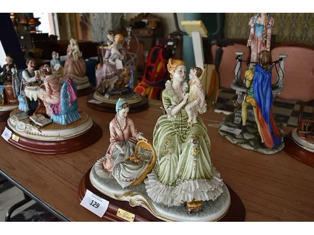 Porseleinen beeldje 2 vrouwen zittend met kinderen ca. 25cm - afbeelding 3 van  9