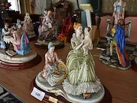 Porseleinen beeldje 2 vrouwen zittend met kinderen ca. 25cm - afbeelding 3 van  9