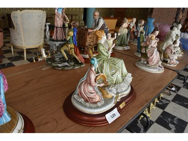 Porseleinen beeldje 2 vrouwen zittend met kinderen ca. 25cm - afbeelding 4 van  9