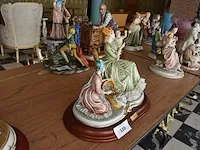 Porseleinen beeldje 2 vrouwen zittend met kinderen ca. 25cm - afbeelding 4 van  9