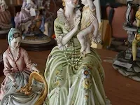 Porseleinen beeldje 2 vrouwen zittend met kinderen ca. 25cm - afbeelding 5 van  9