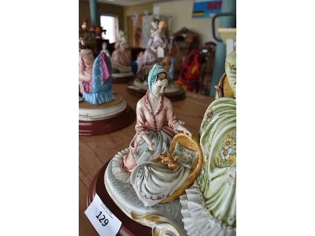 Porseleinen beeldje 2 vrouwen zittend met kinderen ca. 25cm - afbeelding 6 van  9