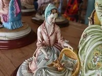 Porseleinen beeldje 2 vrouwen zittend met kinderen ca. 25cm - afbeelding 6 van  9