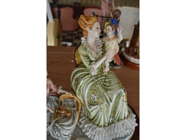 Porseleinen beeldje 2 vrouwen zittend met kinderen ca. 25cm - afbeelding 7 van  9