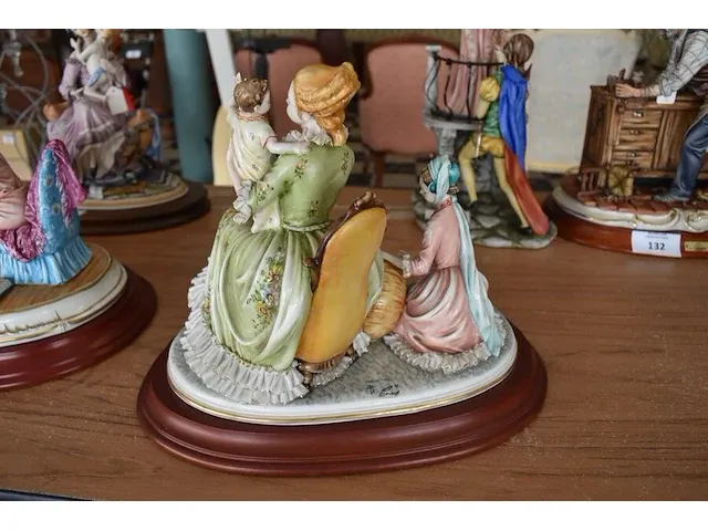 Porseleinen beeldje 2 vrouwen zittend met kinderen ca. 25cm - afbeelding 8 van  9