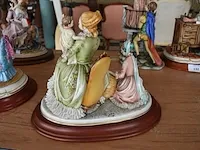 Porseleinen beeldje 2 vrouwen zittend met kinderen ca. 25cm - afbeelding 8 van  9