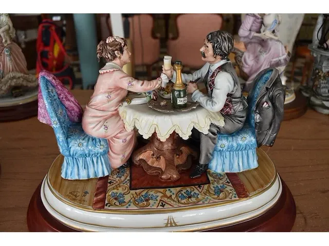 Porseleinen beeldje man en vrouw aan tafel ca. 25cm cortese - afbeelding 2 van  10