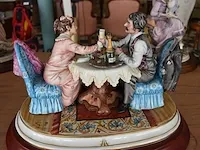 Porseleinen beeldje man en vrouw aan tafel ca. 25cm cortese - afbeelding 2 van  10