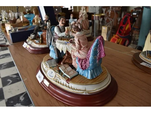 Porseleinen beeldje man en vrouw aan tafel ca. 25cm cortese - afbeelding 5 van  10