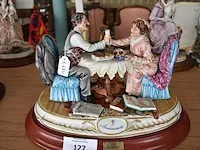 Porseleinen beeldje man en vrouw aan tafel ca. 25cm cortese - afbeelding 10 van  10