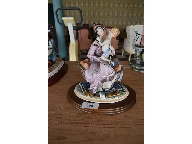 Porseleinen beeldje vrouw zittend met kind ca. 30cm - afbeelding 1 van  7