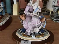 Porseleinen beeldje vrouw zittend met kind ca. 30cm - afbeelding 1 van  7