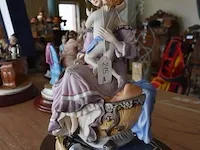 Porseleinen beeldje vrouw zittend met kind ca. 30cm - afbeelding 3 van  7