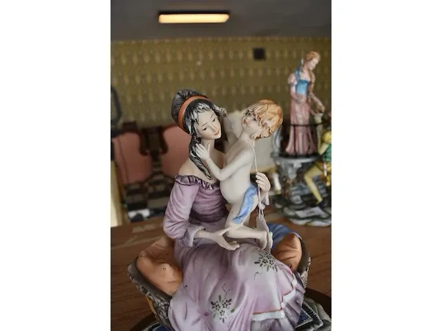 Porseleinen beeldje vrouw zittend met kind ca. 30cm - afbeelding 5 van  7