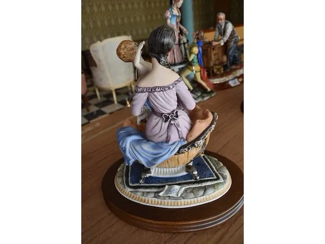 Porseleinen beeldje vrouw zittend met kind ca. 30cm - afbeelding 6 van  7