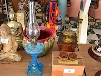 Porseleinen bloempot, blauw glazen petroleumlamp, 11 rosassen balie, oude koffiemolen - afbeelding 1 van  9