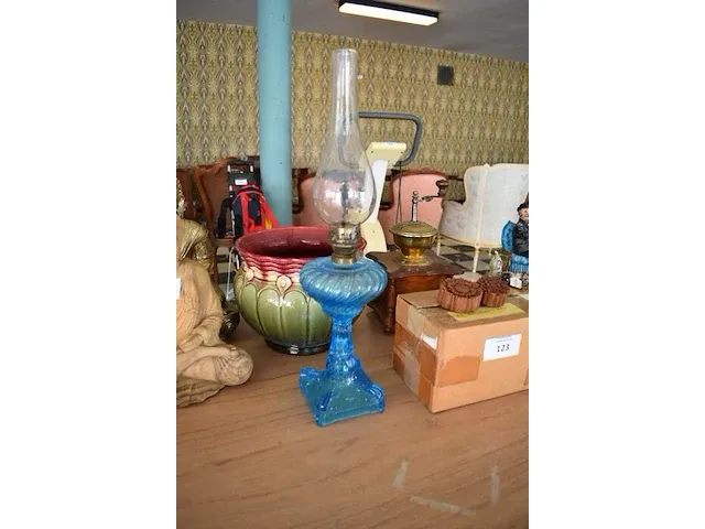 Porseleinen bloempot, blauw glazen petroleumlamp, 11 rosassen balie, oude koffiemolen - afbeelding 3 van  9