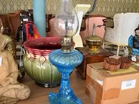 Porseleinen bloempot, blauw glazen petroleumlamp, 11 rosassen balie, oude koffiemolen - afbeelding 3 van  9