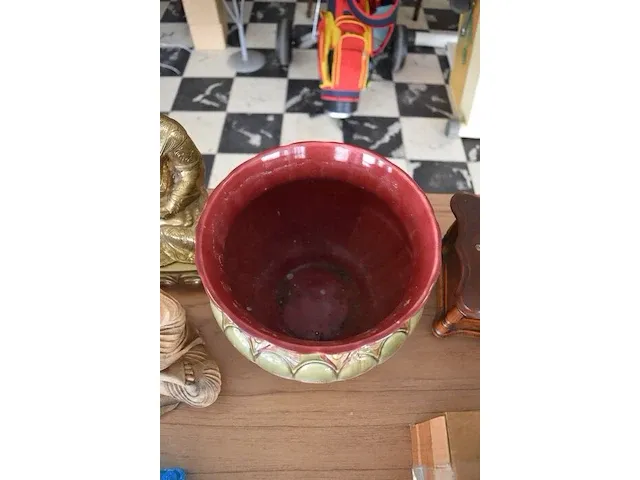Porseleinen bloempot, blauw glazen petroleumlamp, 11 rosassen balie, oude koffiemolen - afbeelding 5 van  9